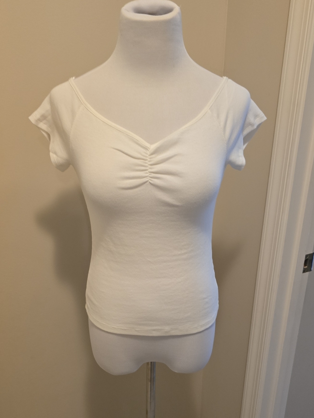 Women's White Ruched V-Neck Short Sleeve Top